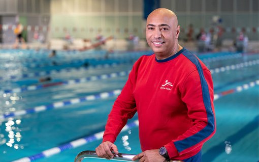 Fachangestellter für Bäderbetriebe in einem Schwimmbad