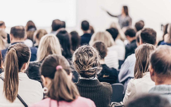 Konferenz mit Hinterköpfen