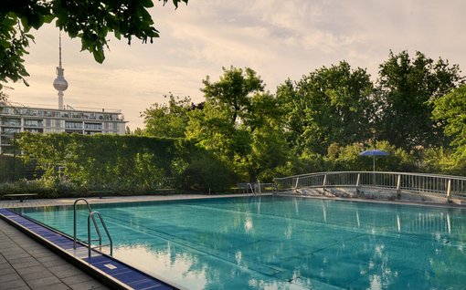 Schwimmbecken mit Fernsehturm im Hintergrund