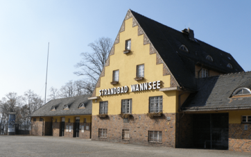 Bild vom Eingangsgebäude des Strandbades Wannsee