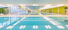 Nichtschwimmerbecken mit 50 Meter Becken im Hintergrund