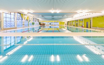 Nichtschwimmerbecken mit 50 Meter Becken im Hintergrund