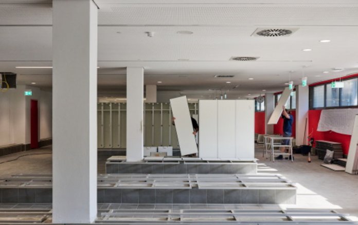 Stadtbad Tiergarten - Innensicht vom Umkleide- und Sanitärbereich. Aufbau der Türen und Trennwände.