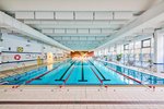 25-Meter Becken mit geleinten Bahnen Schwimmhalle Sewanstraße