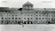 schwarz-weiß Bild von dem Gebäude des Stadtbades Neukölln früher