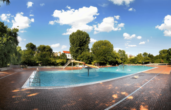 Schwimmbecken mit Wasserpilz