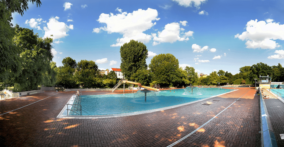 Schwimmbecken mit Wasserpilz