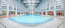 Panoramablick in die Schwimmhalle mit 2 Schwimmbecken