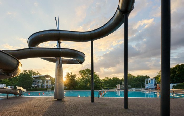 Wasserrutsche mit Sonne im Hintergrund