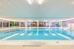 Nichtschwimmerbecken mit Kinderwasserrutsche im Hintergrund Cafeteria