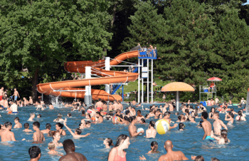 Badegäste im Schwimmbecken mit Rutsche