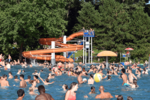 Badegäste im Schwimmbecken mit Rutsche