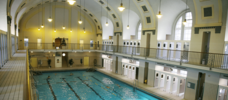 Halle mit gewölbter Decke, Empore und Schwimmbecken