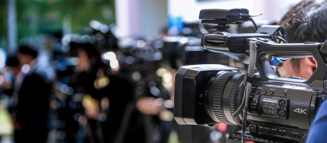 Fernsehkameras auf Pressekonferenz