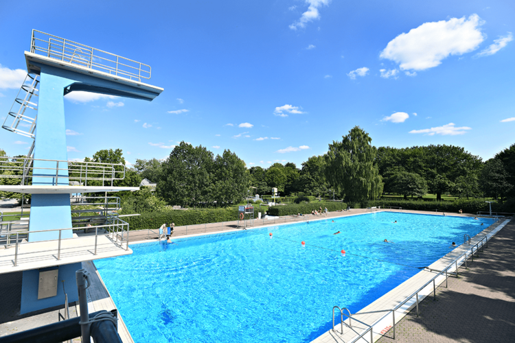 Außenbecken mit Sprungturm