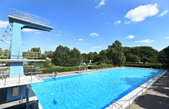 Außenbecken mit Sprungturm