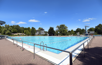 Außenschwimmbecken mit Geländer