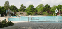 Außenschwimmbecken mit Wasserrutsche