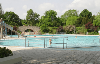 Außenschwimmbecken mit Wasserrutsche