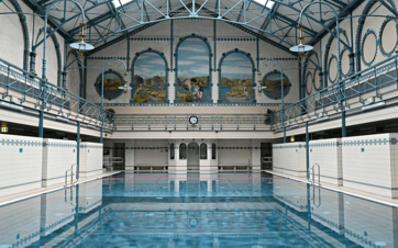 Schwimmbecken in einer alten Halle