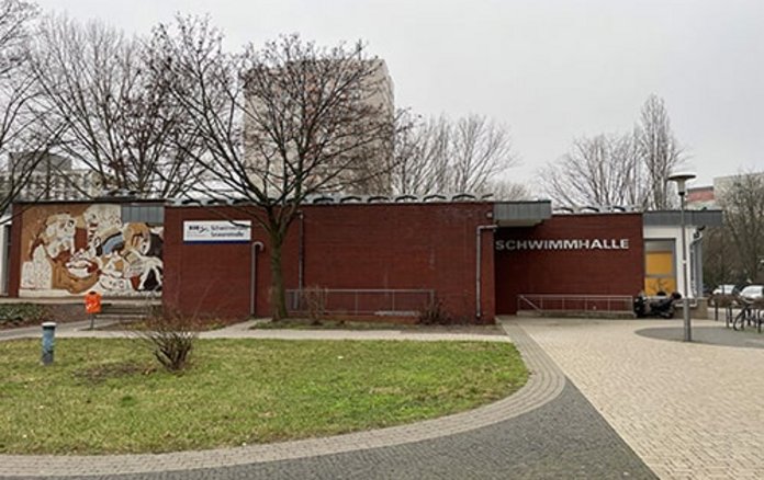 Blick auf das rotbraune Gebäude der Schwimmhalle Sewanstraße