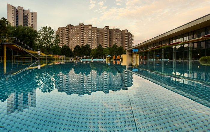 Schwimmbecken im Hintergrund Hochhäuser