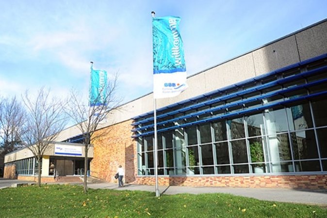 Foto der Außenansicht der Schwimmhalle Ernst-Thälmann-Park