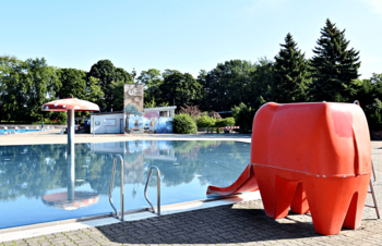 Schwimmbecken mit Elefantenrutsche