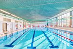 25 Meter becken mit den gepsannten Bahnen in der Schwimmhalle Allendeviertel