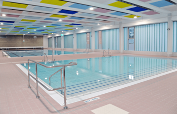 Blick in die Schwimmhalle mit Nichtschwimmerbecken und 25-m-Becken