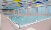 Blick in die Schwimmhalle mit Nichtschwimmerbecken und 25-m-Becken