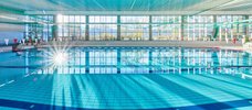 25 Meter Becken und Panoramafenster im Hintergrund in der Schwimmhalle Allendeviertel