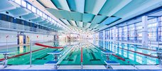 Panoramafoto vom 50 Meter Becken mit geleinten Schwimmbahnen