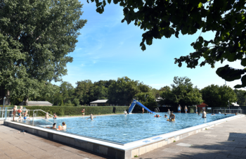 Nichtschwimmerbecken mit Badegästen bei schönem Wetter