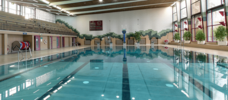 Schwimmbecken mit Zuschauertribüne