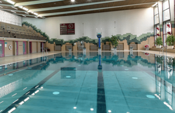 Schwimmbecken mit Zuschauertribüne