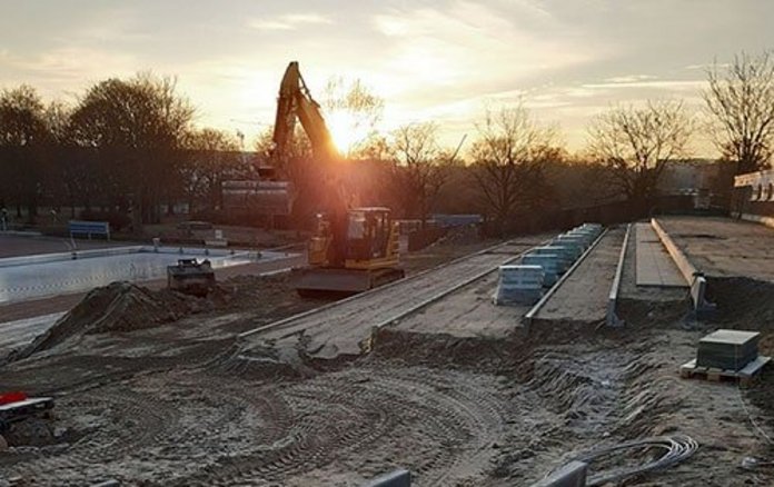 Blick auf teilweise geflieste Terrassen des Sommerbads Pankow