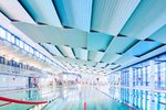 Blick auf das 50-Meter-Becken in der Schwimmhalle 