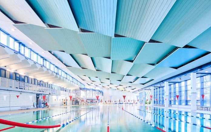 Blick auf das 50-Meter-Becken in der Schwimmhalle 