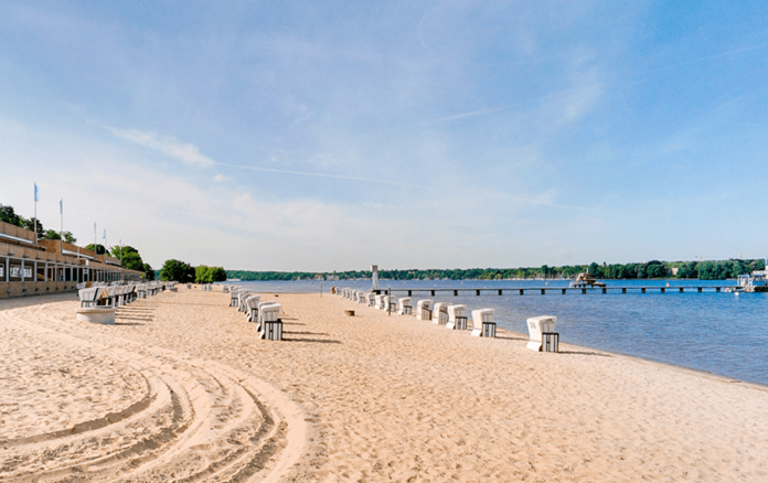 Blick auf den Strand mit Strandkörben